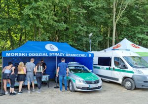 Fot. MOSG Na stoisku promocyjnym funkcjonariusze Straży Granicznej informują zwiedzających targi o służbie w formacji.