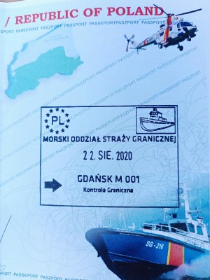 Fot. MOSG Na stoisku promocyjnym funkcjonariusze Straży Granicznej informują zwiedzających targi o służbie w formacji.