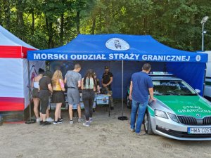 Fot. MOSG Na stoisku promocyjnym funkcjonariusze Straży Granicznej informują zwiedzających targi o służbie w formacji.