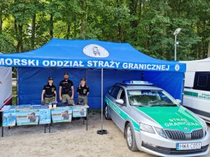 Fot. MOSG Na stoisku promocyjnym funkcjonariusze Straży Granicznej informują zwiedzających targi o służbie w formacji.