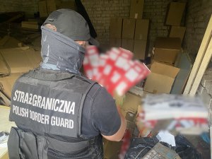 Fot. MOSG Funkcjonariusz SG przy zatrzymanych papierosach.