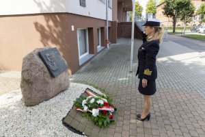 Fot. Andrzej Kubiak Złożenie kwiatów pod obeliskiem upamiętniającym Patrona MOSG