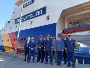 Fot. MOSG Uczestnicy spotkania roboczego BPOL przed jednostką pływającą BPOL w Świnoujściu.