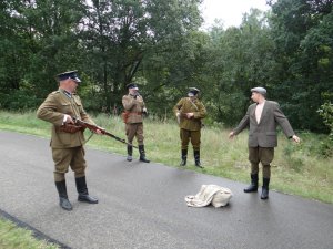 Fot. MOSG Pokaz pełnienia służby granicznej przez rekonstruktorów w historycznym umundurowaniu żołnierzy Korpusu Ochrony Pogranicza