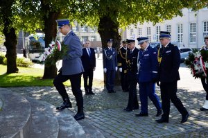 Fot. Pomorska Policja Delegacje służb składają kwiaty.