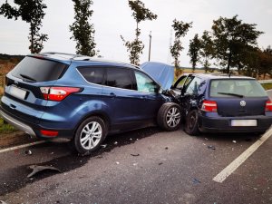 Fot. MOSG Rozbite samochody na jezdni.