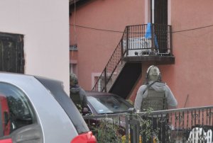 Fot. MOSG Funkcjonariusze SG na posesji w trakcie zatrzymania podejrzanego mężczyzny.
