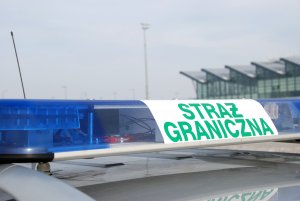 Fot. MOSG Napis Straż Graniczna na belce samochodu służbowego.