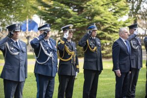 Fot. A. Kubiak Komendant MOSG oddaje honor.