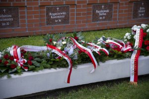 Fot. A. Kubiak Wieńce leżące pod pomnikiem.
