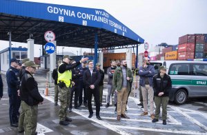 Fot. A. Kubiak Przedstawiciele Straży Granicznej i Państwowej Agencji Atomistyki w terminalu kontenerowym.