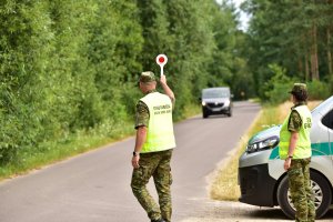 Patrol Straży Granicznej zatrzymuje do kontroli samochód. Fot. A. Kubiak Patrol Straży Granicznej zatrzymuje do kontroli samochód. Fot. A. Kubiak