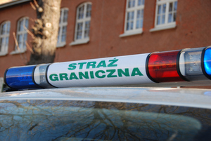 Fot. MOSG Belka na samochodzie z napisem &quot;Straż Graniczna&quot;.