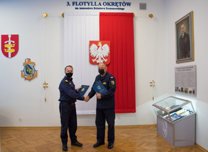 Fot. Michał Pietrzak/3.FO Komendant MOSG i dowódca 3. FO wymieniają się teczkami z podpisanym porozumieniem.