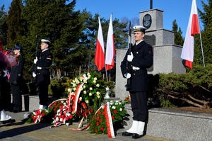 Fot. Pomorska Policja Komendant Morskiego Oddziału Straży Granicznej uczestniczy w uroczystości z okazji 49 rocznicy śmierci admirała floty Józefa Unruga - w Gdyni i w Helu.