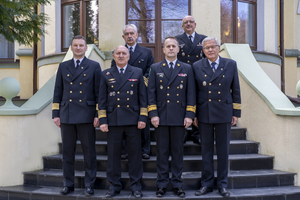 Fot. A. Kubiak/MOSG Uczestnicy spotkania stoją przed budynkiem.