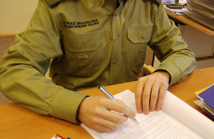 Fot. MOSG Fragment umundurowania funkcjonariusza Straży Granicznej.