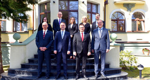 Fot. MOSG Uczestnicy spotkania na schodach Ośrodka Konferencyjnego Magnolia w Sopocie ustawieni do pamiątkowego zdjęcia.