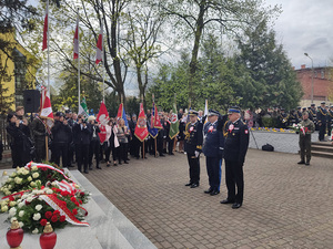 Fot. Pomorska Policja Uczestnicy w trakcie uroczystości z okazji 231. rocznicy uchwalenia Konstytucji 3 Maja
