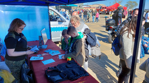 Fot. MOSG Funkcjonariusze z Placówki Straży Granicznej w Krynicy Morskiej podczas pikniku w porcie jachtowym pokazują sprzęt do ochrony granicy państwowej, udzielają informacji o naborze do formacji i pokazują, jak poprawnie wykonywać resuscytację.
