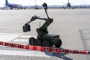 Fot. Andrzej Kubiak Wyznaczona strefa bezpieczeństwa na gdańskim lotnisku do działań minersko-pirotechnicznych