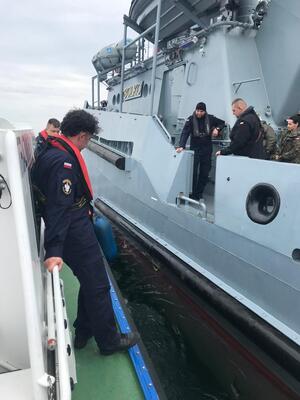 Fot. MOSG Funkcjonariusz SG rozmawia z załogą okrętu wojennego MW.