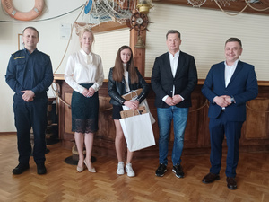 Fot. MOSG Opiekunka dzieci otrzymuje komputer.