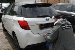 Fot. MOSG Funkcjonariusz SG przy oględzinach toyoty