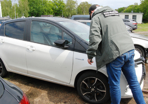 Fot. MOSG Funkcjonariusz SG przy oględzinach toyoty