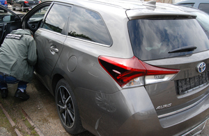 Fot. MOSG Funkcjonariusz SG przy oględzinach toyoty