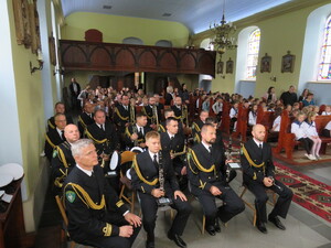 Fot. SP w Łęczu Funkcjonariusze Orkiestry MOSG podczas mszy w kościele.