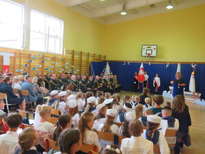 Fot. SP w Łęczu Goście podczas apelu.