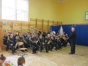 Fot. SP w Łęczu Koncert Orkiestry MOSG podczas apelu.