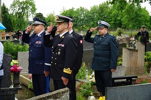 Fot. Pomorska Policja Komendant Morskiego Oddziału Straży Granicznej kontradmirał SG Andrzej Prokopski wspólnie z przedstawicielami innych służb mundurowych składa kwiaty na mogile Józefa Englicha na cmentarzu W Gdyni Orłowie.