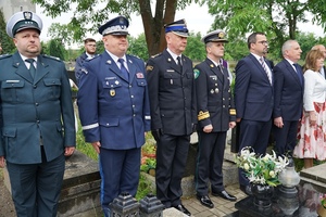 Fot. Pomorska Policja Komendant Morskiego Oddziału Straży Granicznej kontradmirał SG Andrzej Prokopski wspólnie z przedstawicielami innych służb mundurowych składa kwiaty na mogile Józefa Englicha na cmentarzu W Gdyni Orłowie.