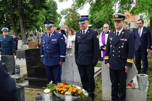 Fot. Pomorska Policja Komendant Morskiego Oddziału Straży Granicznej kontradmirał SG Andrzej Prokopski wspólnie z przedstawicielami innych służb mundurowych składa kwiaty na mogile Józefa Englicha na cmentarzu W Gdyni Orłowie.