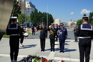Fot. Pomorska Policja Uroczystości z okazji Święta Marynarki Wojennej w Gdyni. Bierze w nich udział kontradm. SG Andrzej Prokopski Komendant Morskiego Oddziału Straży Granicznej.