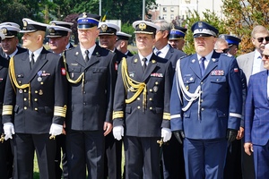 Fot. Pomorska Policja Uroczystości z okazji Święta Marynarki Wojennej w Gdyni. Bierze w nich udział kontradm. SG Andrzej Prokopski Komendant Morskiego Oddziału Straży Granicznej.