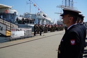 Fot. Pomorska Policja Uroczystości z okazji Święta Marynarki Wojennej w Gdyni. Bierze w nich udział kontradm. SG Andrzej Prokopski Komendant Morskiego Oddziału Straży Granicznej.