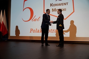 Fot. Pomorska Policja Komendant Morskiego Oddziału Straży Granicznej otrzymuje z rak prezesa Rady Ministrów Mateusza Morawieckiego Medal Stulecia Odzyskanej Niepodległości