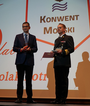 Fot. Pomorska Policja Komendant Morskiego Oddziału Straży Granicznej prezentuje otrzymany z rak prezesa Rady Ministrów Mateusza Morawieckiego Medal Stulecia Odzyskanej Niepodległości