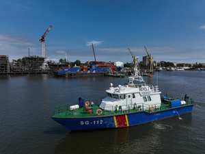 Fot. MOSG SG-112 na wodzie, w tle kadłub patrolowca.