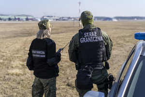 Fot. A. Kubiak Funkcjonariusze SG patrolują lotnisko.