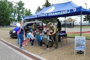 Fot. MOSG Funkcjonariusze rozmawiają z odwiedzającymi stoisko.