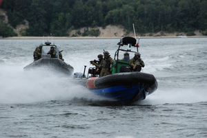 Fot. MOSG Funkcjonariusze WZD MOSG płyną pontonem.