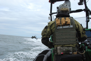 Fot. MOSG Funkcjonariusze WZD MOSG płyną pontonem.
