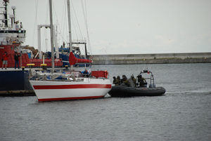 Fot. MOSG Funkcjonariusze WZD MOSG abordują jacht.