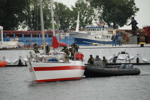 Fot. MOSG Funkcjonariusze WZD MOSG abordują jacht.