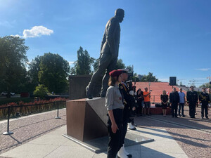 Fot. PUW Komendant MOSG stoi na placu w trakcie uroczystości.
