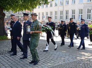  Zastępca Komendanta MOSG składa kwiaty.